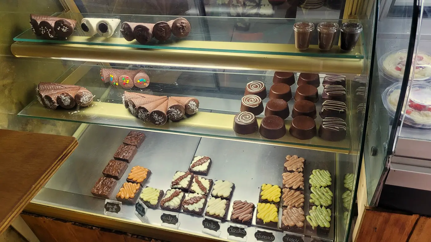 Vitrine com brownies e cones recheados