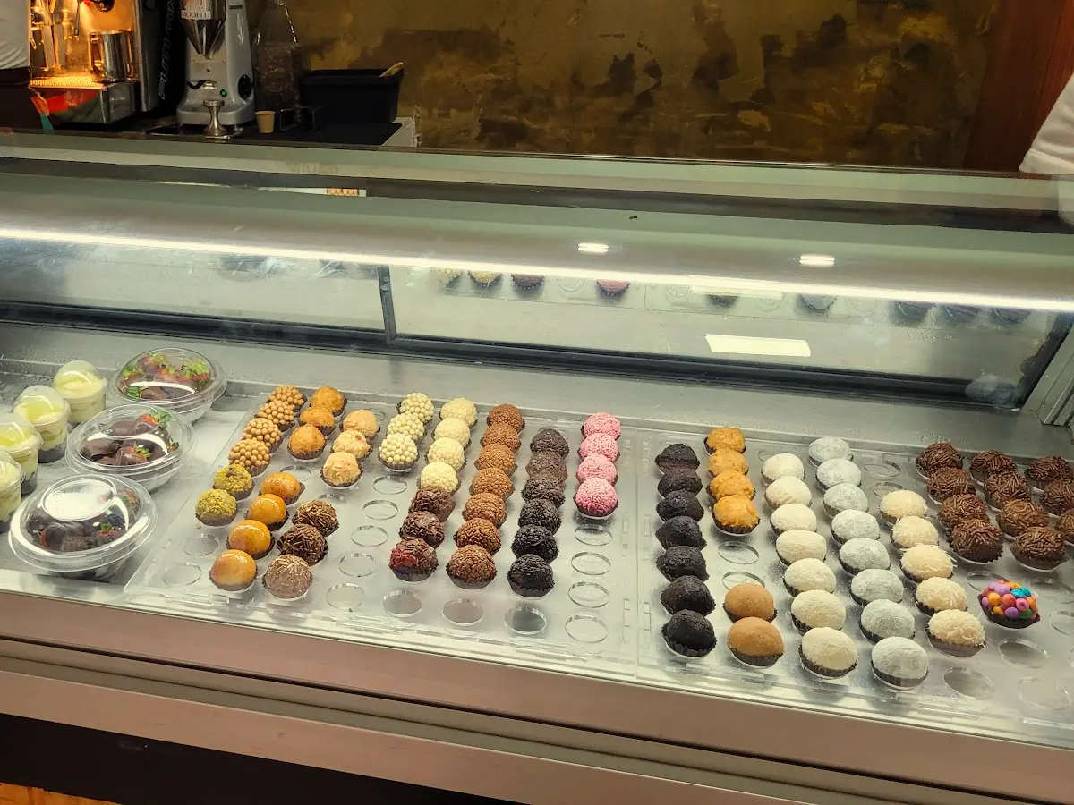 Vitrine da Brigadeiria com brigadeiros de vários sabores